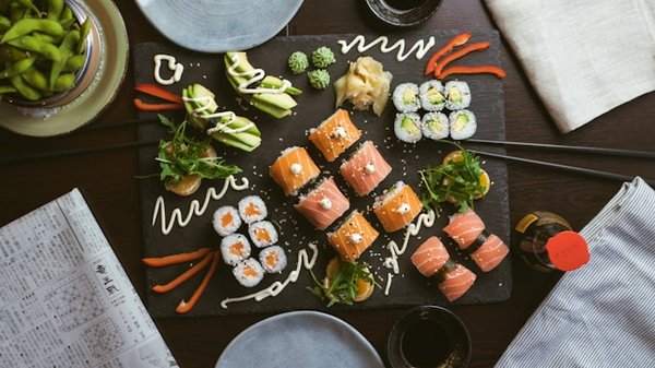 What are the best practices for preserving the freshness of ingredients in a sushi bar?